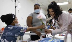 Miss Universo Sheynnis Palacios lleva alegría a niños con cáncer del país