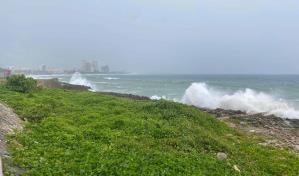 Oleaje y viento aumentan en el Malecón por efectos del huracán Beryl