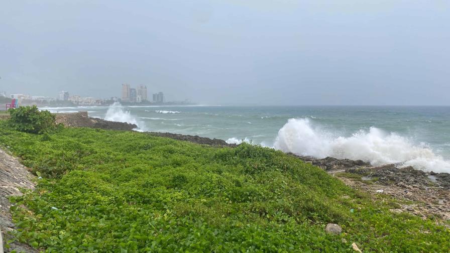 Oleaje y viento aumentan en el Malecón por efectos del huracán Beryl