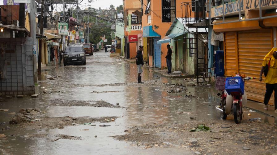 Barrios cercanos a los ríos preparados por aumento de caudal por huracán Beryl