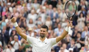 Djokovic gana su primer partido en Wimbledon. Vondrousova, campeona defensora, queda fuera