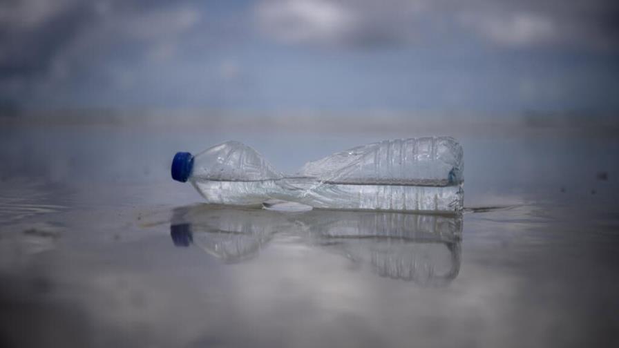 Entra en vigor en la UE ley que obliga a unir los tapones a las botellas plásticas