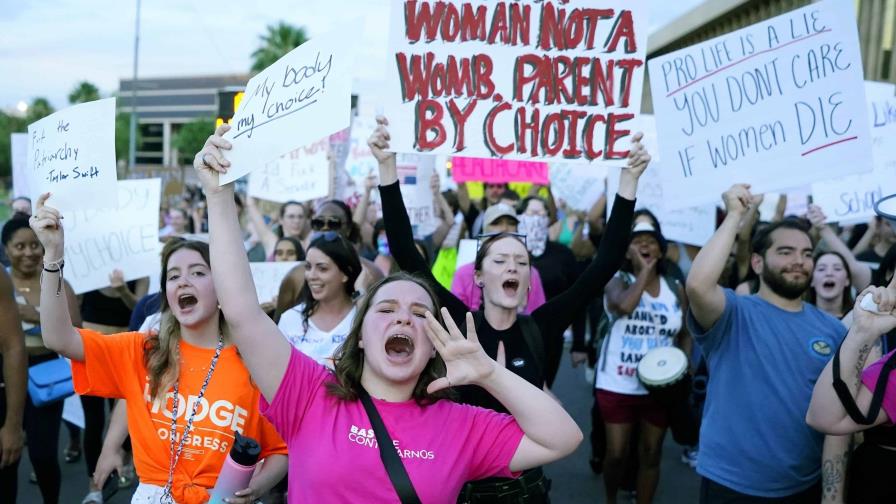 Entregan suficientes firmas en Arizona y Nebraska para llevar el tema del aborto a referendo