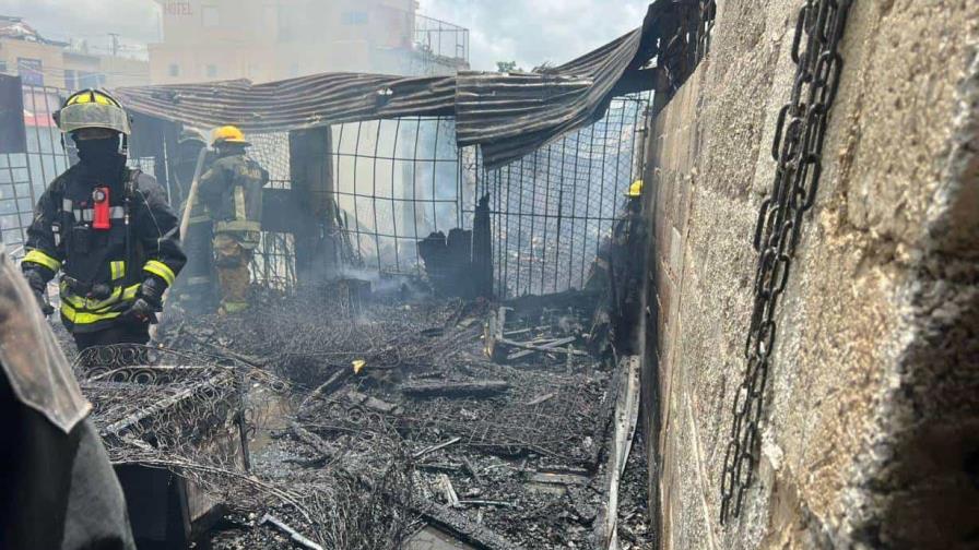 Un incendio destruye varias viviendas y un establecimiento comercial en Higüey