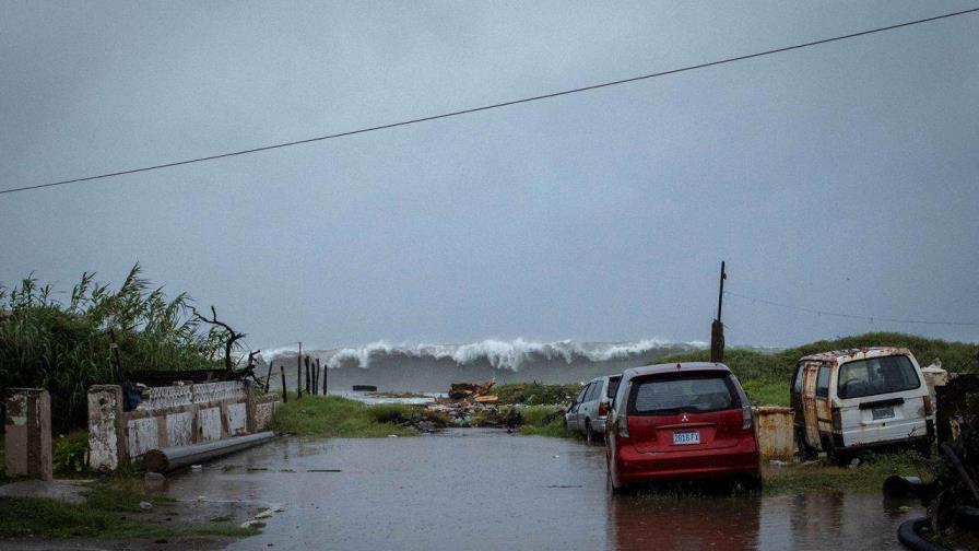 El ojo del huracán Beryl golpea fuerte la costa sur de Jamaica