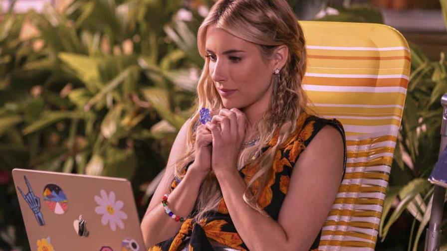 Emma Roberts habla de "Space Cadet" y su amor por los libros