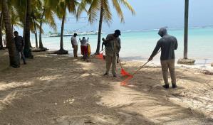 El huracán Beryl causa destrozos a negocios en Boca Chica