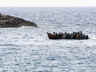 Italia retiene ilegalmente a migrantes en centros precarios, según AI