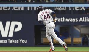 Altuve rompe la igualdad con un hit y los Astros doblegan a los Azulejos