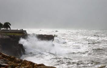 Sigue vigente advertencia por olas anormales en la costa atlántica; lluvias en varias provincias
