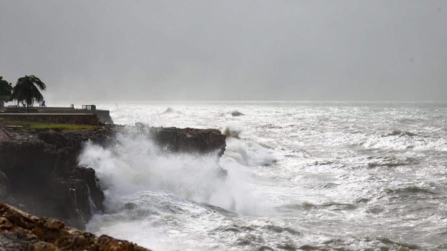 Indomet emite alertas para este sábado por olas peligrosas y lluvias sobre República Dominicana