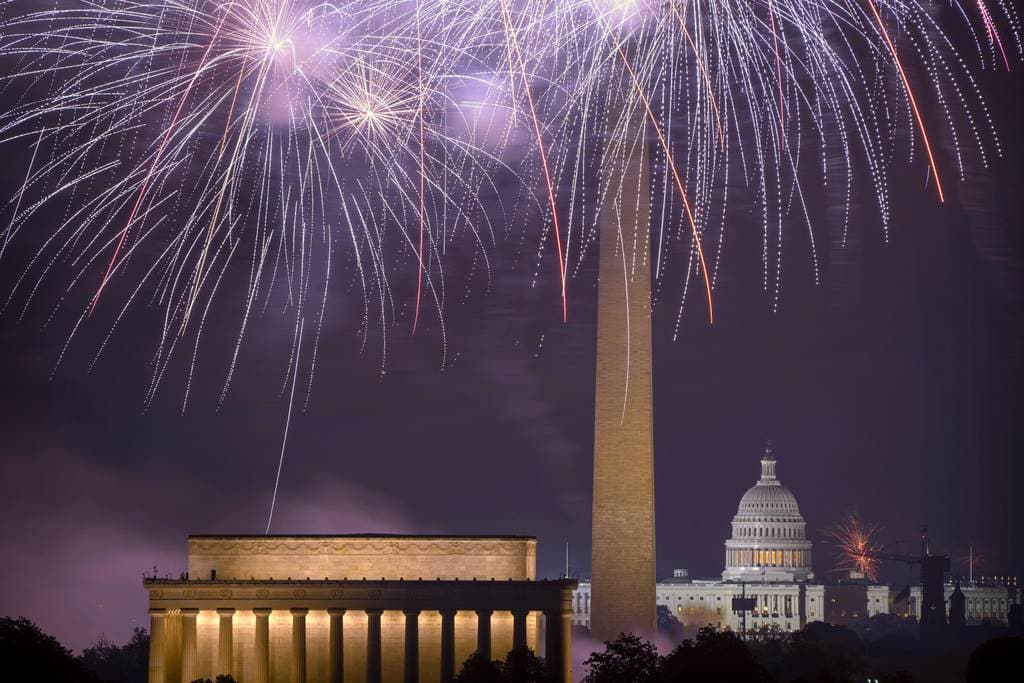 Los fuegos artificiales estallan sobre el National Mall y, de izquierda a derecha, el Monumento a Lincoln, el Monumento a Washington y el edificio del Capitolio de Estados Unidos durante las celebraciones del Día de la Independencia el jueves 4 de julio de 2024 en Washington.