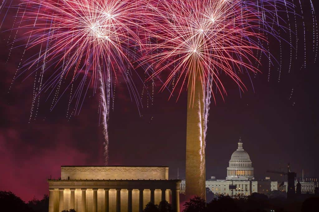 Los fuegos artificiales estallan sobre el National Mall y, de izquierda a derecha, el Monumento a Lincoln, el Monumento a Washington y el edificio del Capitolio de Estados Unidos durante las celebraciones del Día de la Independencia el jueves 4 de julio de 2024 en Washington.