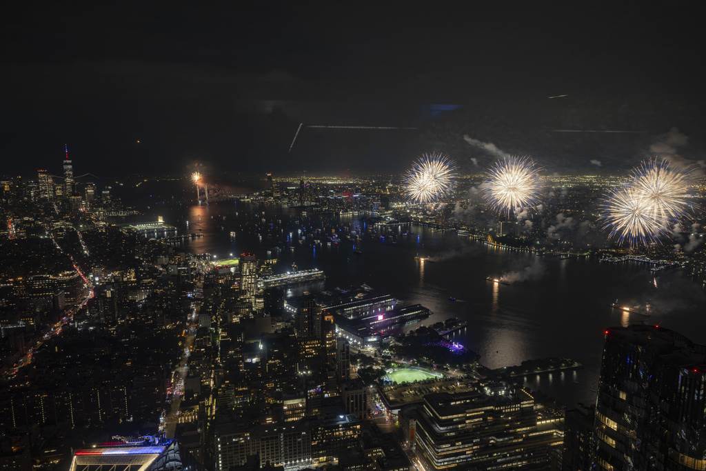 Los fuegos artificiales estallan en el cielo durante los fuegos artificiales del 4 de julio de Macys vistos en el Edge en Hudson Yards el jueves 4 de julio de 2024, en Nueva York.