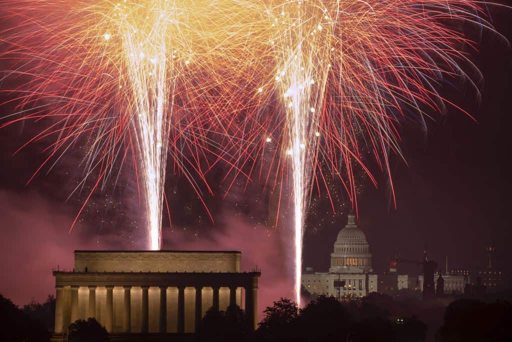 Los fuegos artificiales estallan sobre el National Mall y, de izquierda a derecha, el Monumento a Lincoln, el Monumento a Washington y el edificio del Capitolio de Estados Unidos durante las celebraciones del Día de la Independencia el jueves 4 de julio de 2024 en Washington.