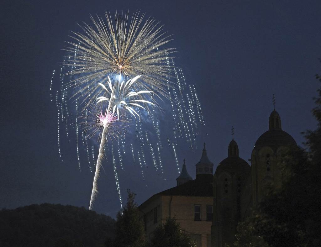 Los fuegos artificiales del Día de la Independencia iluminan el cielo nocturno sobre la iglesia católica bizantina de Santa María en la sección Cambria City de Johnstown, Pensilvania, el jueves 4 de julio de 2024.