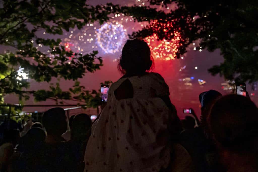 Una niña observa los fuegos artificiales del 4 de julio de Macys sobre Nueva York, el jueves 4 de julio de 2024, en Hoboken, Nueva Jersey