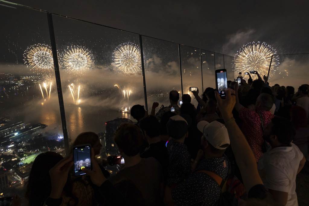 La gente observa los fuegos artificiales del 4 de julio de Macys en The Edge en Hudson Yards el jueves 4 de julio de 2024, en Nueva York.