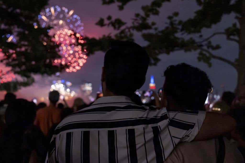 La gente observa los fuegos artificiales del 4 de julio de Macys sobre Nueva York, el jueves 4 de julio de 2024, en Hoboken, Nueva Jersey.