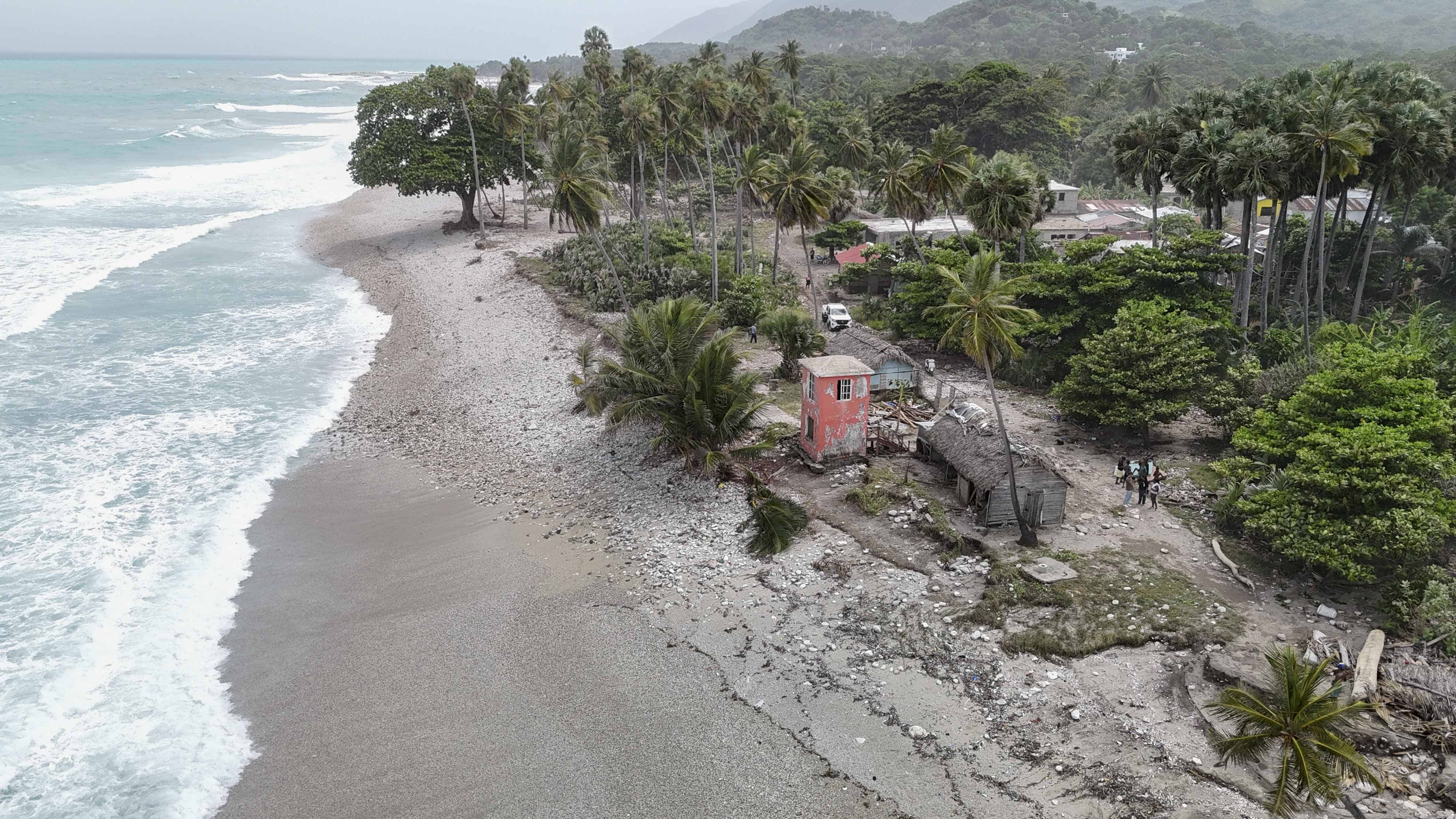 Casas destruidas en Bahoruco por el huracán Beryl.