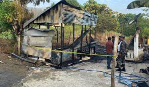 Mueren calcinados dos niños mientras dormían solos en su casa en Monseñor Nouel