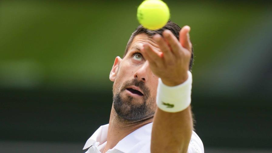 Djokovic sufre un poco, pero avanza a la tercera ronda de Wimbledon al vencer a Fearnley