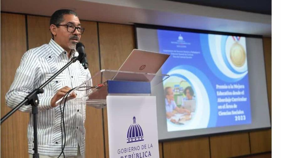 Educación reconoce docentes de centros públicos y privados del área de Ciencias Sociales