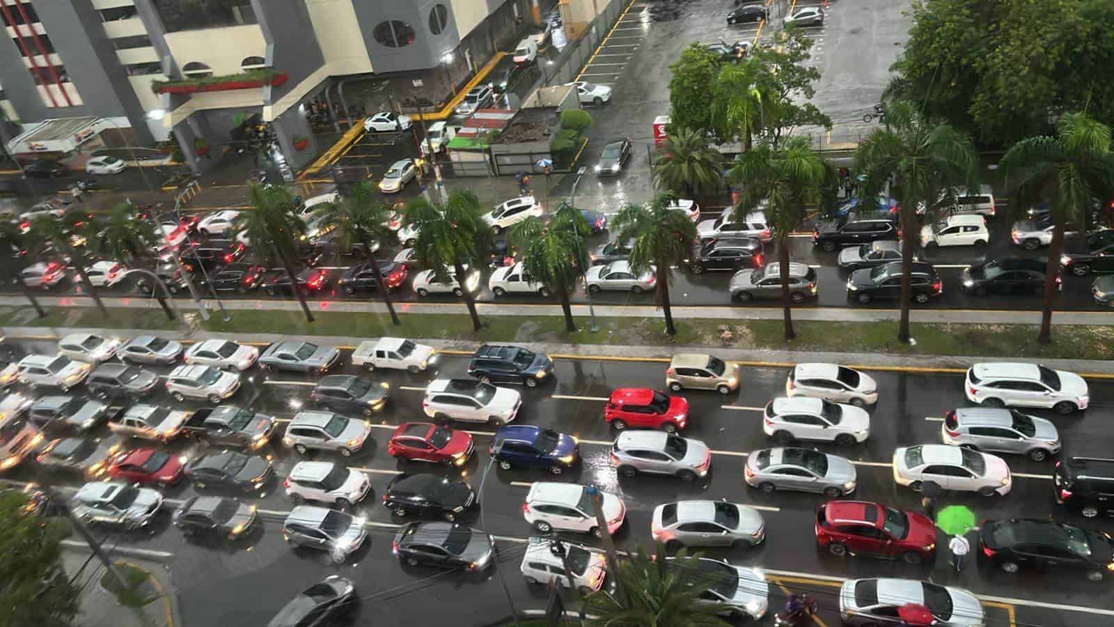 Fuertes lluvias registradas en Santo Domingo provocaron inundaciones y congestionamiento en el tránsito el 4 de julio.