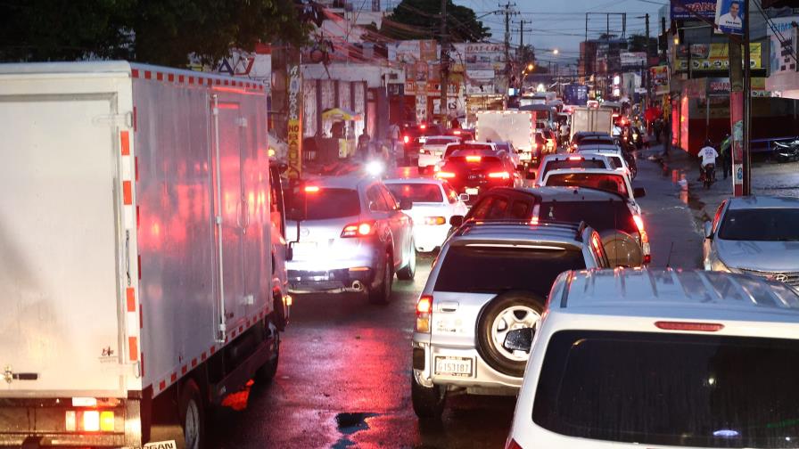 Lluvias provocan tapones y caos en vías de Santo Domingo Oeste