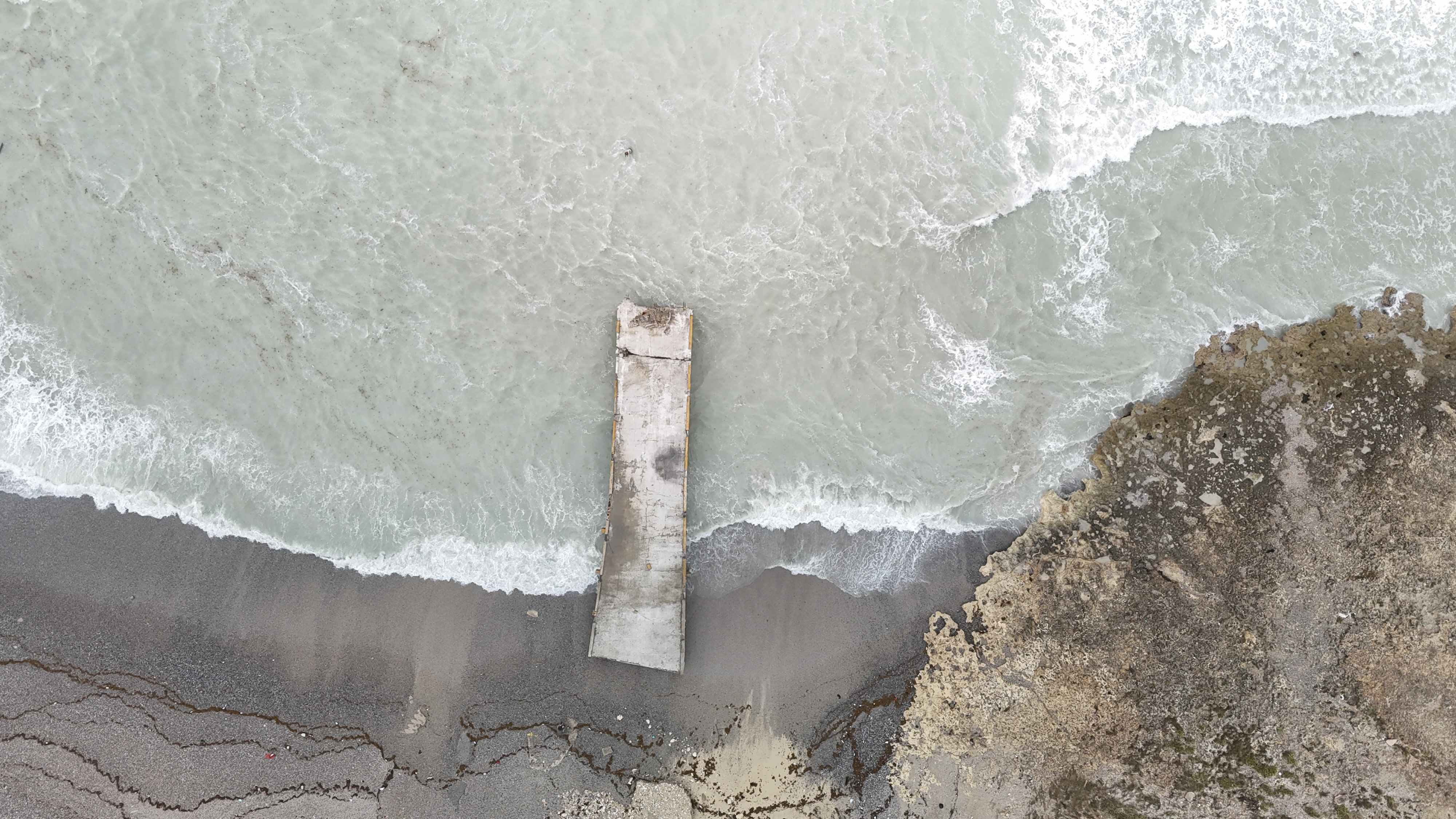 Muelle devastado en Enriquillo por los efectos del huracán Beryl.