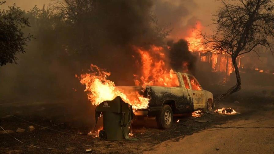 Evacuan a miles de personas por incendio fuera de control en California