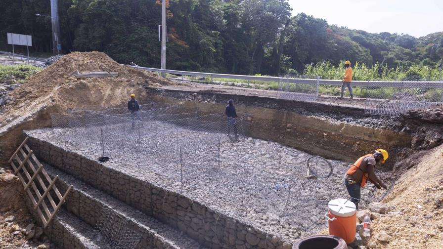 Obras Públicas construye muros de gaviones en avenida antigua Barceló