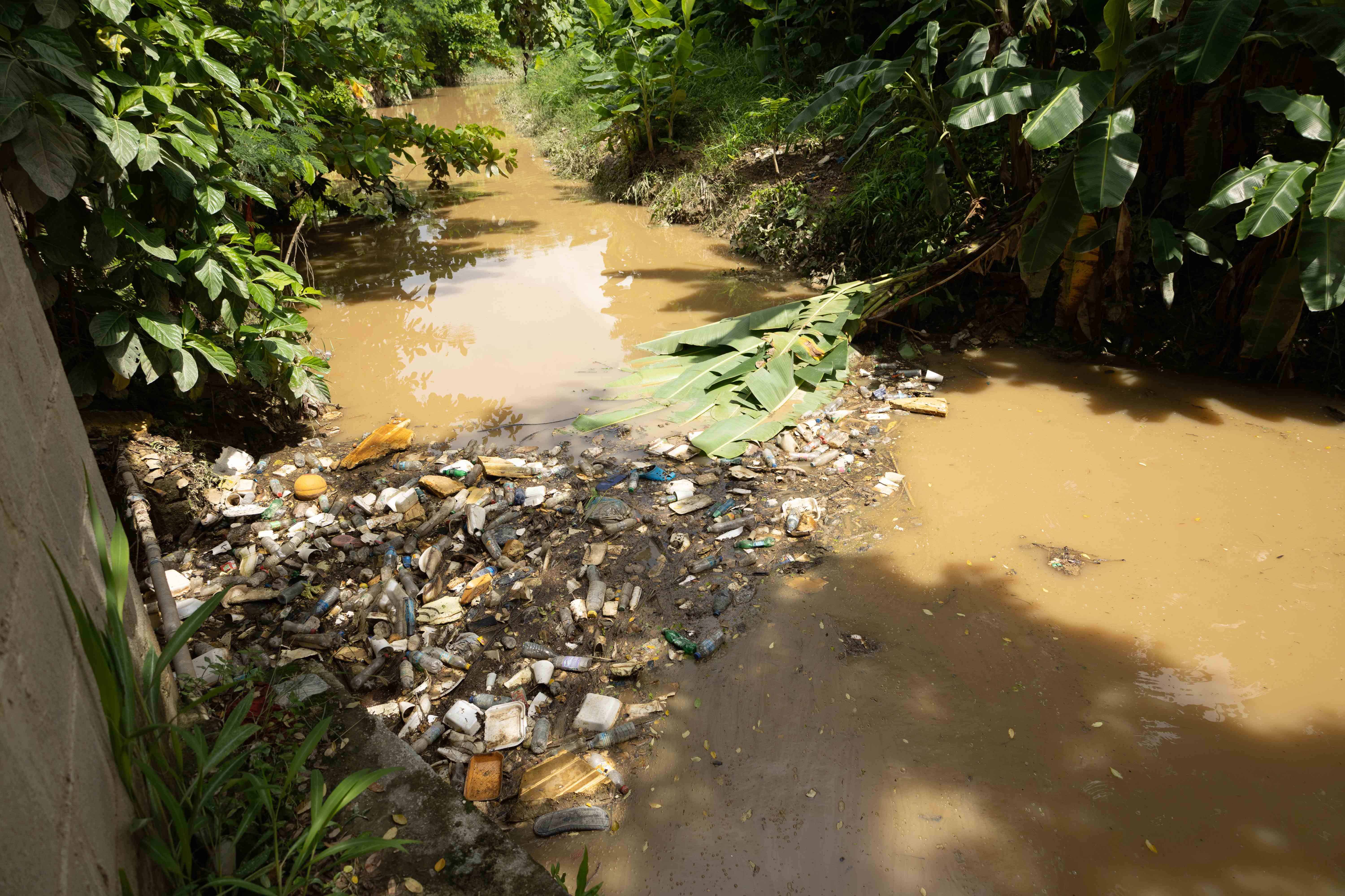 El agua se devuelve porque no tiene espacio para correr hacia el mar.