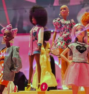 Una exposici&oacute;n en Londres celebra 65 a&ntilde;os de creatividad e imaginaci&oacute;n con Barbie