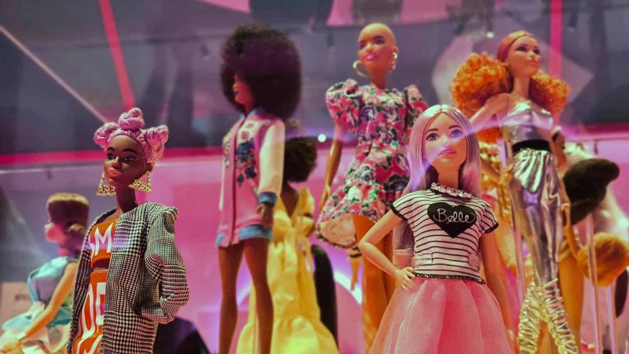 Una exposición en Londres celebra 65 años de creatividad e imaginación con Barbie