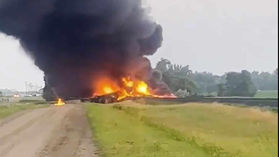 Se descarrilan e incendian vagones que transportaban materiales peligrosos en Dakota del Norte