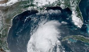 El centro de Beryl emerge sobre el Golfo de México y Texas está bajo alerta de huracán