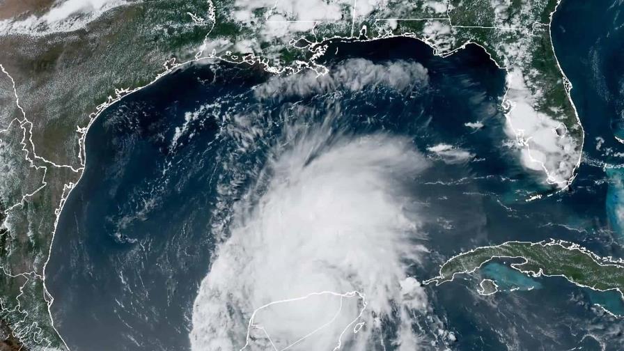 El centro de Beryl emerge sobre el Golfo de México y Texas está bajo alerta de huracán