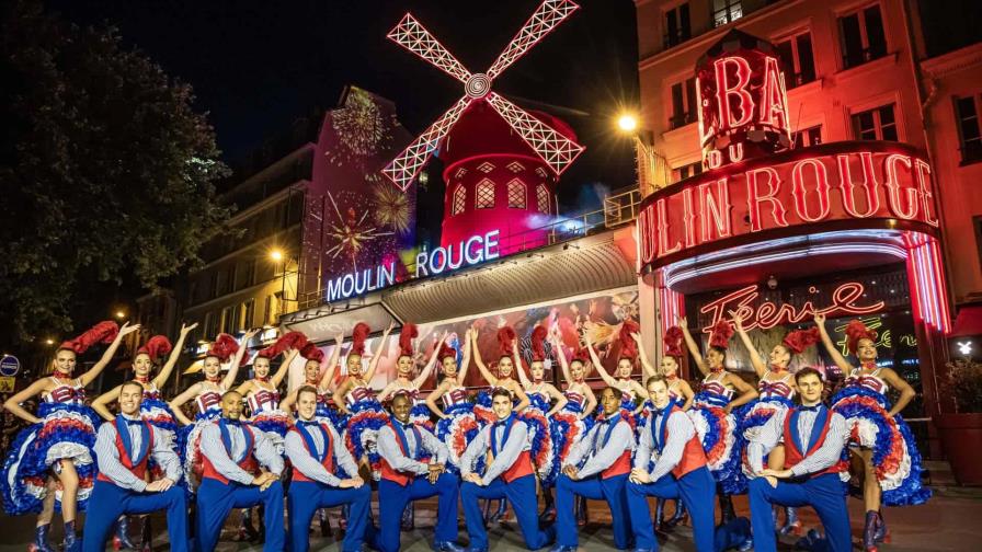 El Moulin Rouge saca el cancán a la calle para festejar sus nuevas aspas