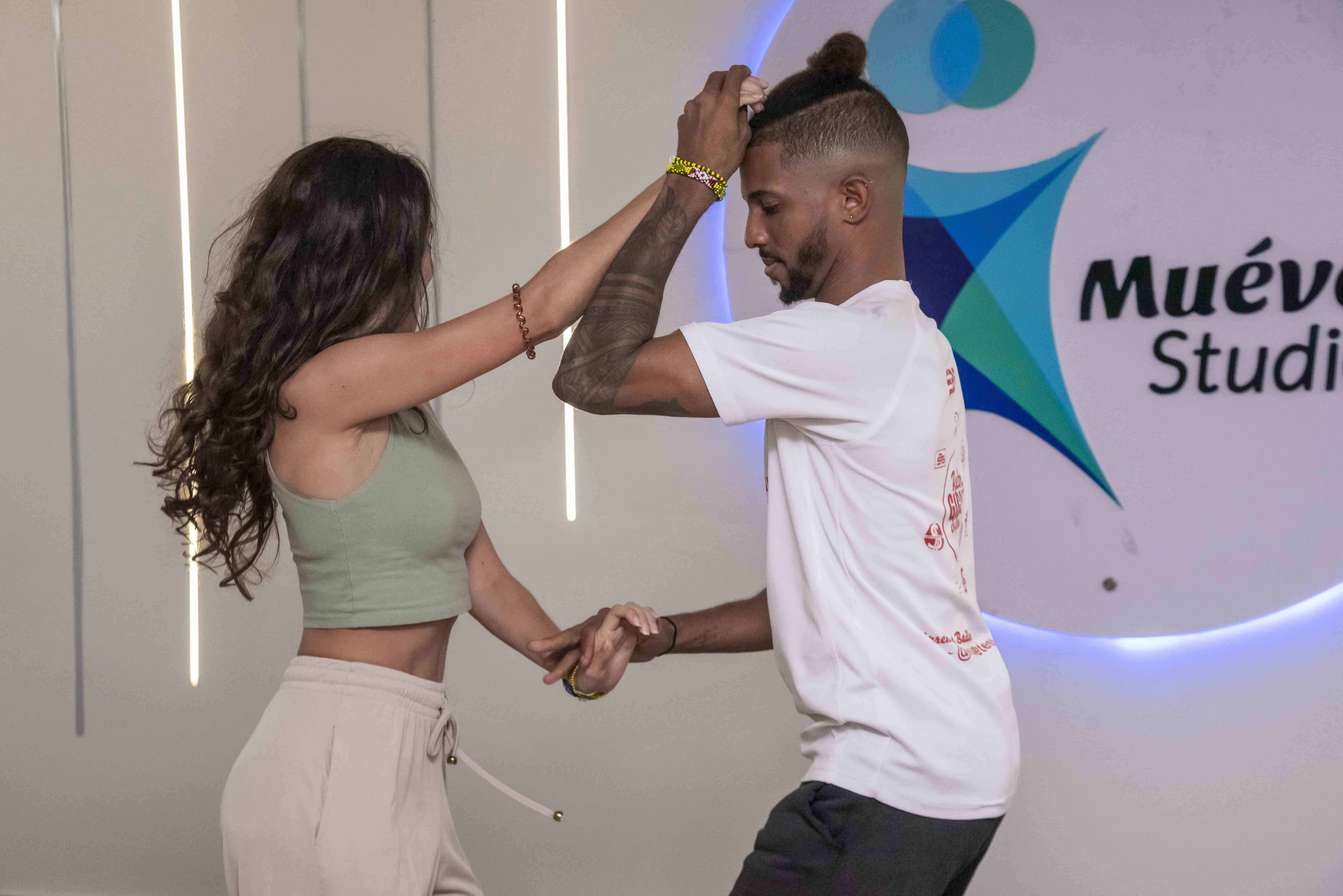 Virginia Tsafantaki y Oliver Ocumarez, de Muévete Studio, bailan la bachata sensual.