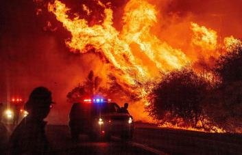 Incendio forestal de San Bernardino, California, calcina comunidad y obliga a realizar evacuaciones