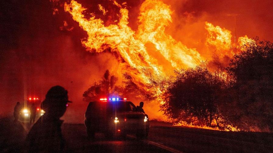 Aumentan las evacuaciones con nuevo incendio fuera de control en California