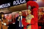 El Moulin Rouge saca el cancán a la calle para festejar sus nuevas aspas El Moulin Rouge saca el cancán a la calle para festejar sus nuevas aspas