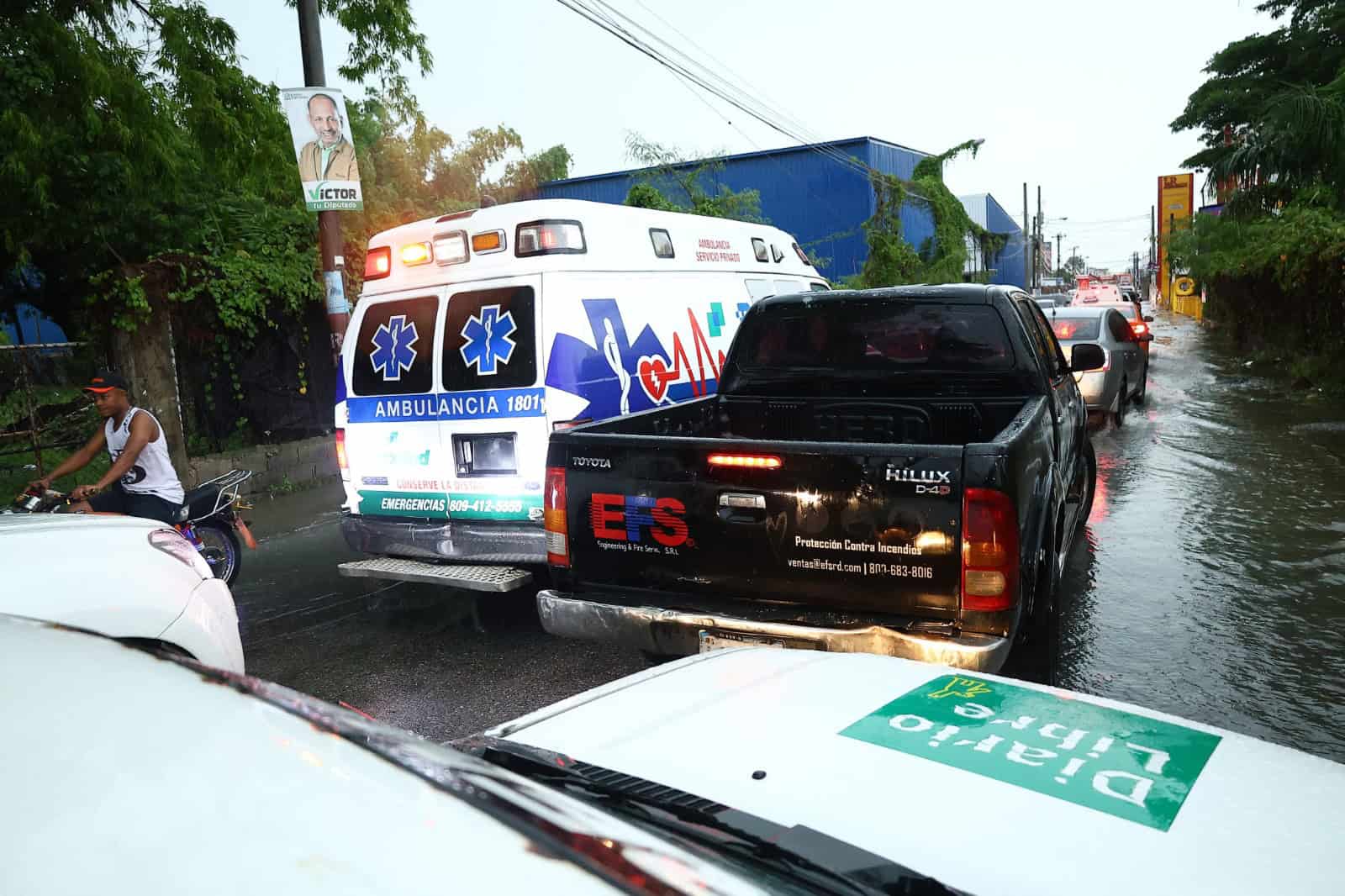 Fuertes lluvias registradas en Santo Domingo provocaron inundaciones y congestionamiento en el tránsito el 4 de julio.