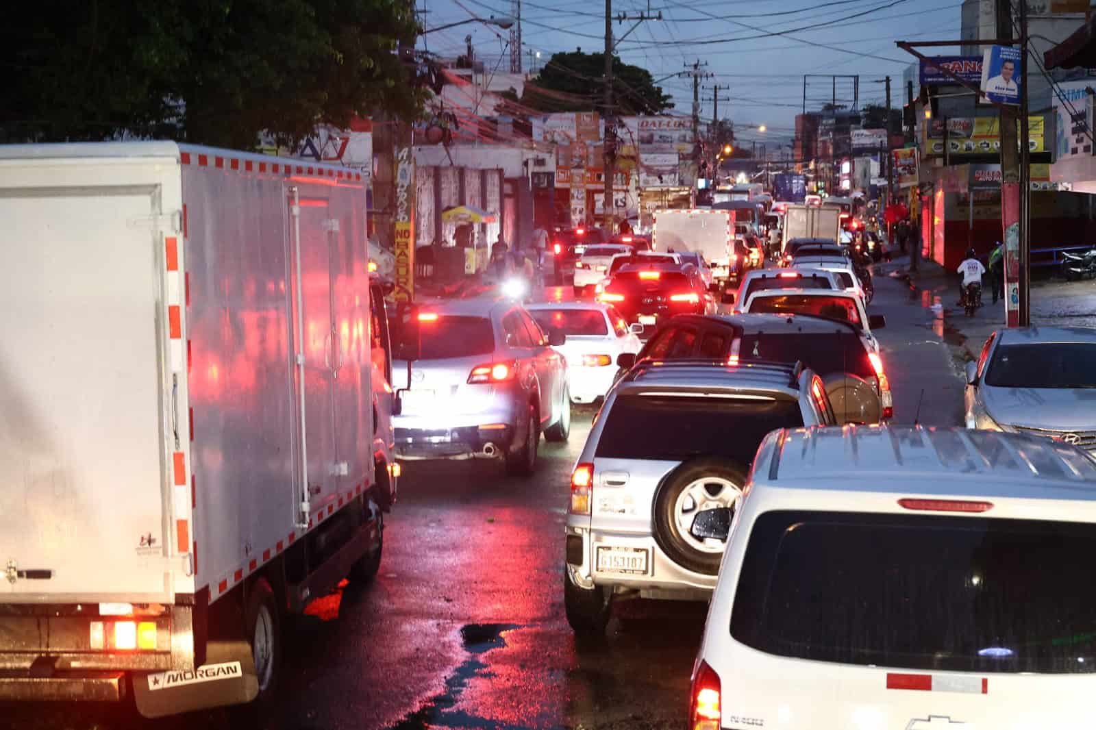 Fuertes lluvias registradas en Santo Domingo provocaron inundaciones y congestionamiento en el tránsito el 4 de julio.