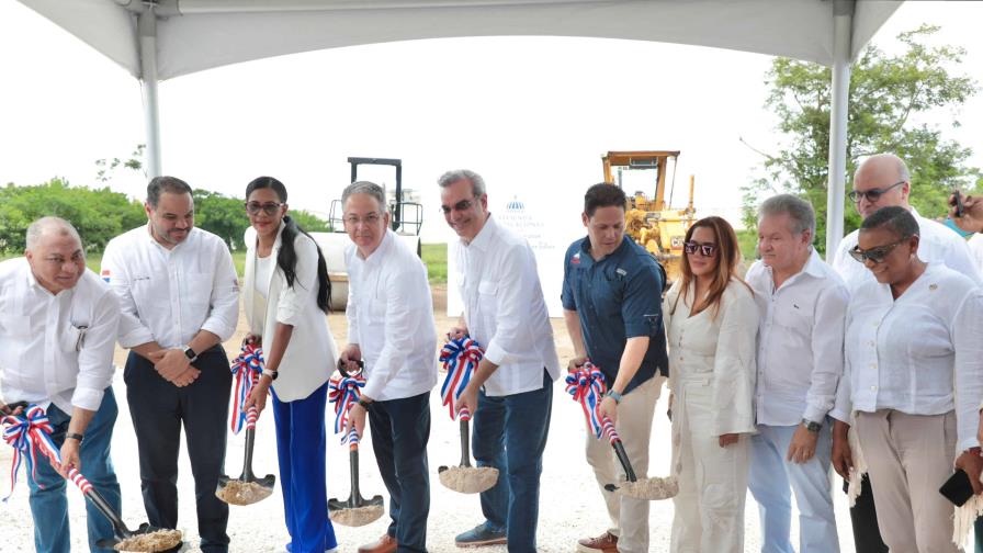 Presidente Abinader inaugura carretera, un puente y deja iniciados trabajos de centro correccional