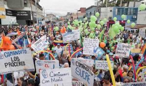 Miles de opositores venezolanos claman un cambio desde tierra natal de Chávez