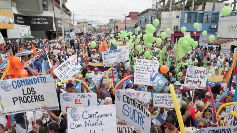 Miles de opositores venezolanos claman un cambio desde tierra natal de Chávez