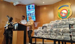 Dos dominicanos y un colombiano arrestados durante la incautación de 316 paquetes de droga en Baní