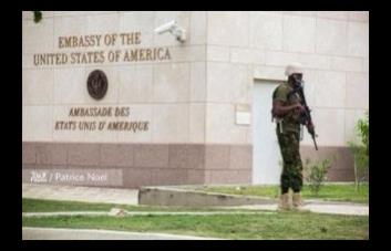Policías kenianos custodian la Embajada de Estados Unidos en Haití